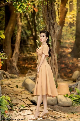 Đầm Xòe Cổ Vuông Tay Ngắn Đính Hoa Hồng Trước Ngực - 2394 (2394) chụp thực tế - Thời Trang Minh Ngọc